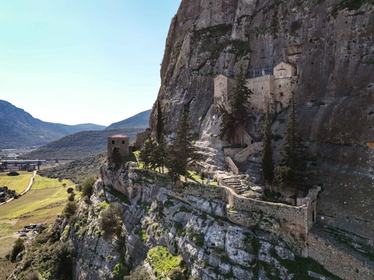 Drohnenfoto der Burg Polyfengos