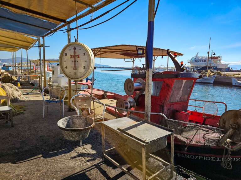 Fischerboote und Hafen in Nea Kios