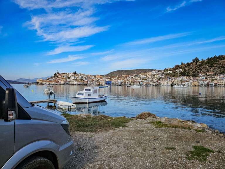 Frei stehen mit Blick auf Poros