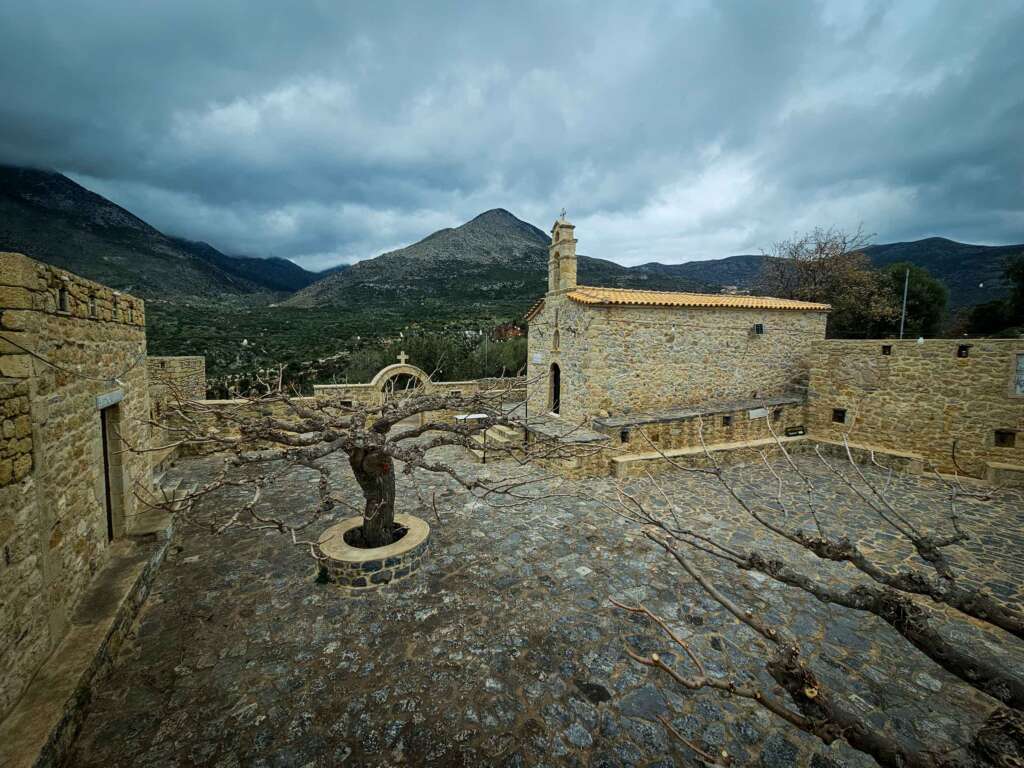 Innenhof des Panagia Spilaiotissa Monastery