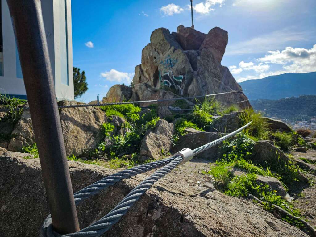 Der massive Felsen muss mit dicken Stahlseilen vor dem Abstürzen gesichert werden