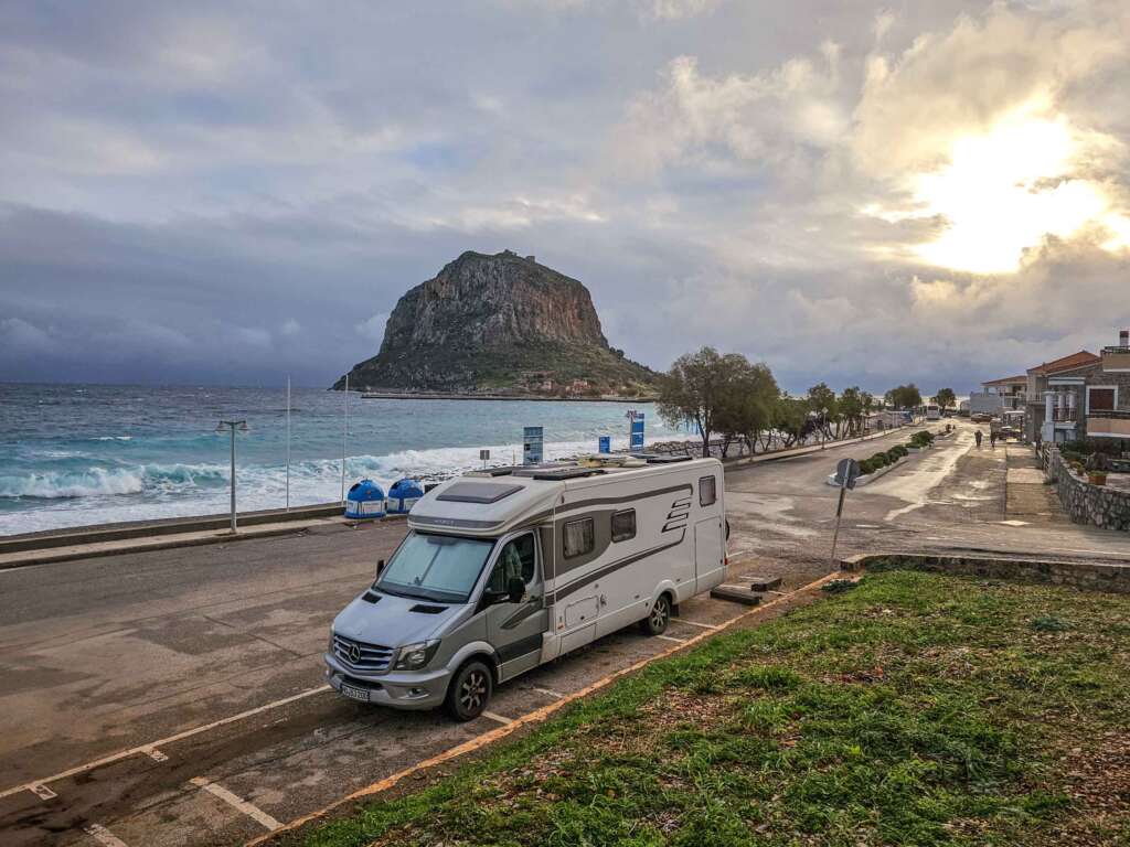 Im Hintergrund ist Monemvasia zu sehen