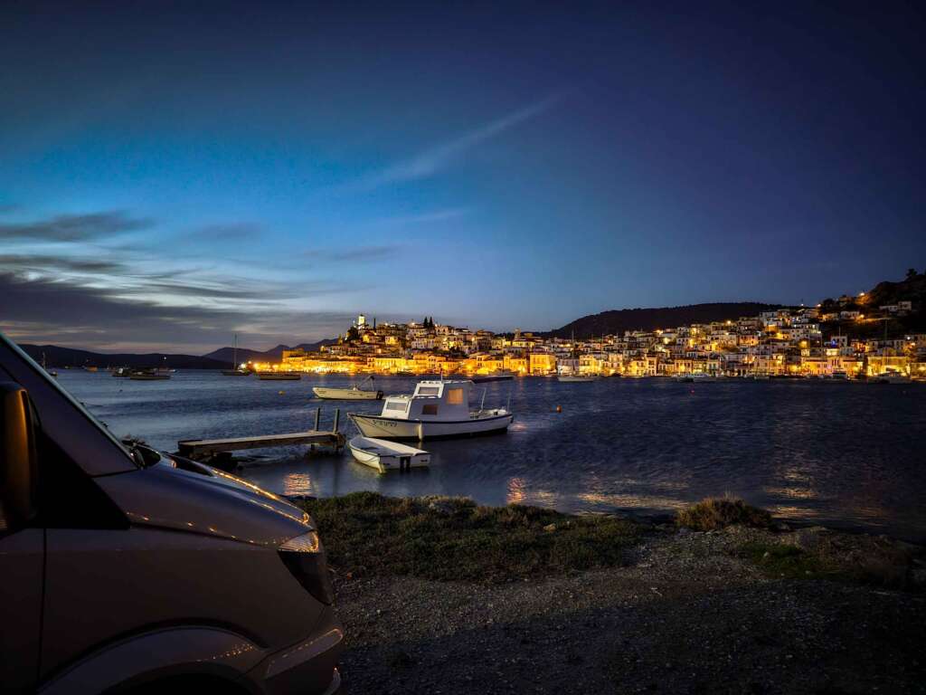 Ein Blick auf die Insel bei Nacht