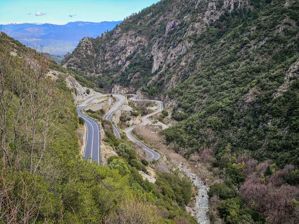 Ein Blick zurück auf die Serpentinen am Langada Taygetos Pass lohnt sich