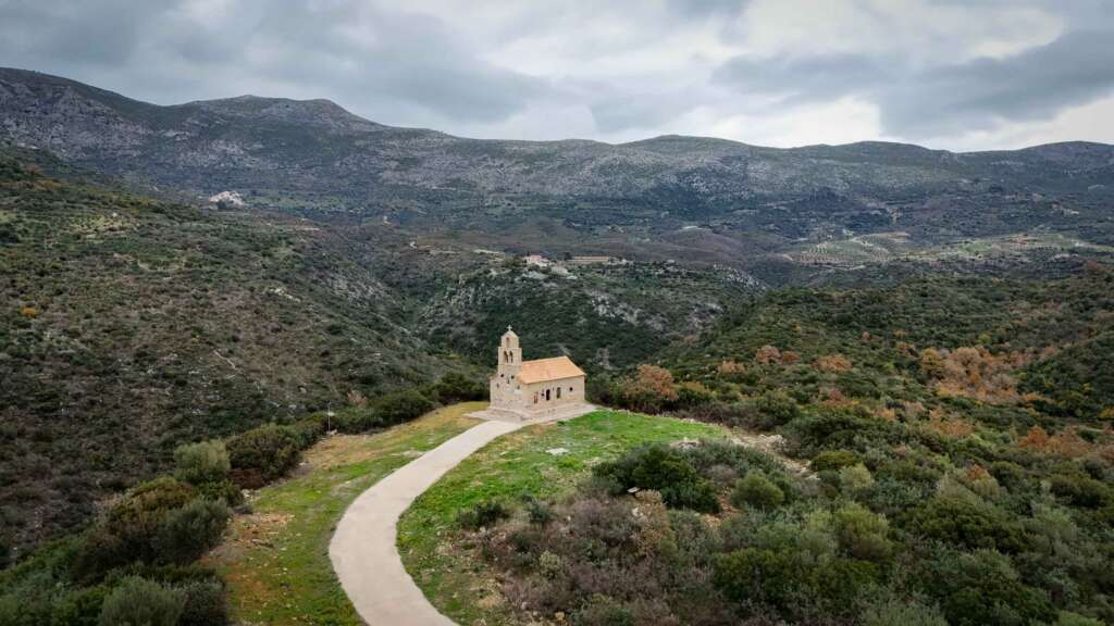 Drohnenaufnahme des Panagia Spilaiotissa Monastery