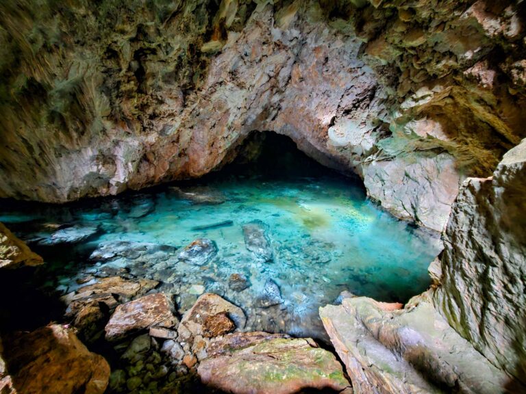 Die Peristeri Cave im Licht