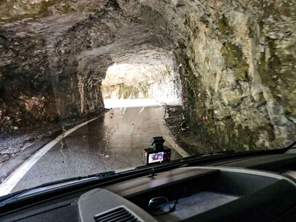 In einer S Kurve geht es durch eine Tunnel am Langada Taygetos Pass