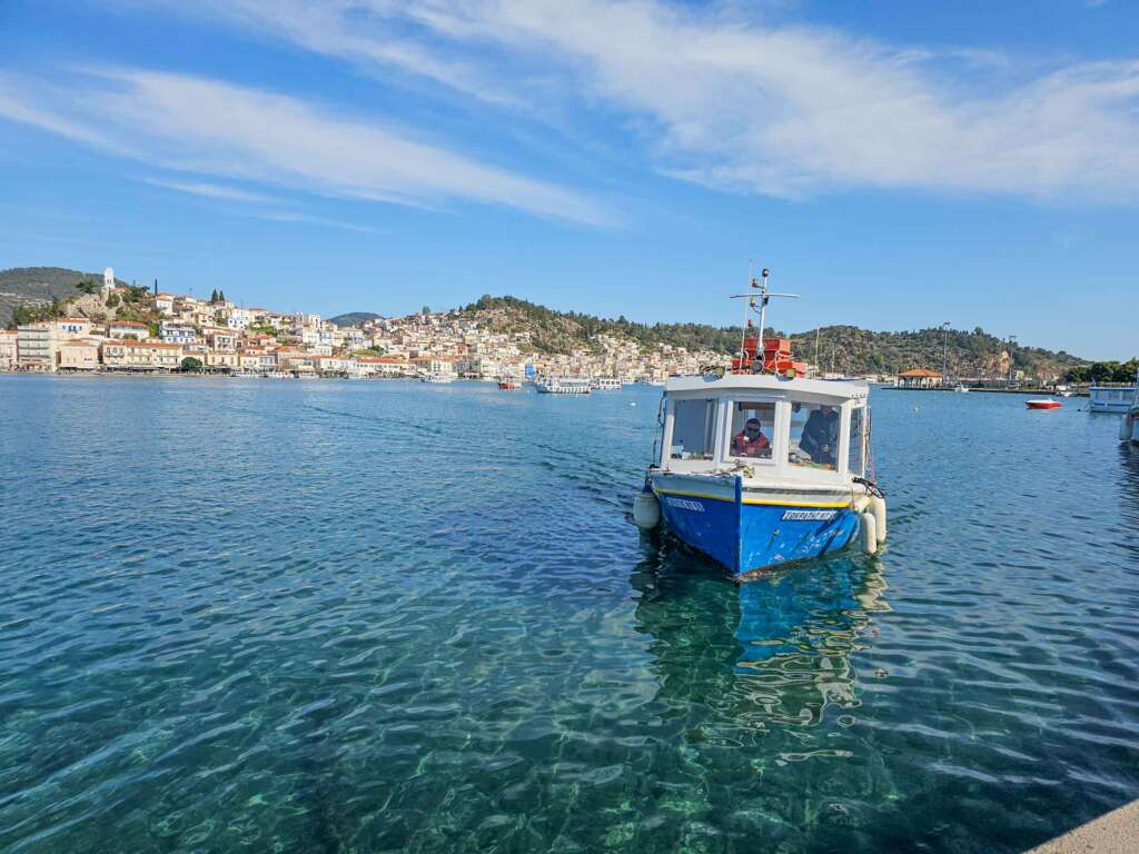 Unser Wassertaxi nach kommt angefahren