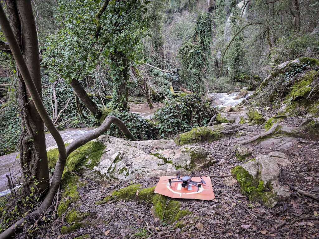 Schwieriger Start am Vrontos Wasserfall mit der Drohne zwischen den Bäumen