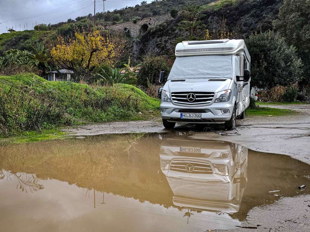 Nach dem Starkregen standen wir am Rand der großen Pfütze