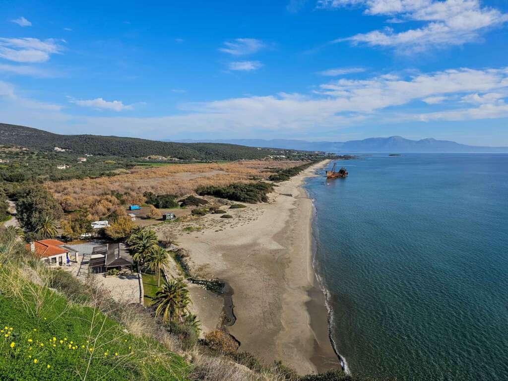 Blick von der Strasse auf das Schiffswrack Dimitrios