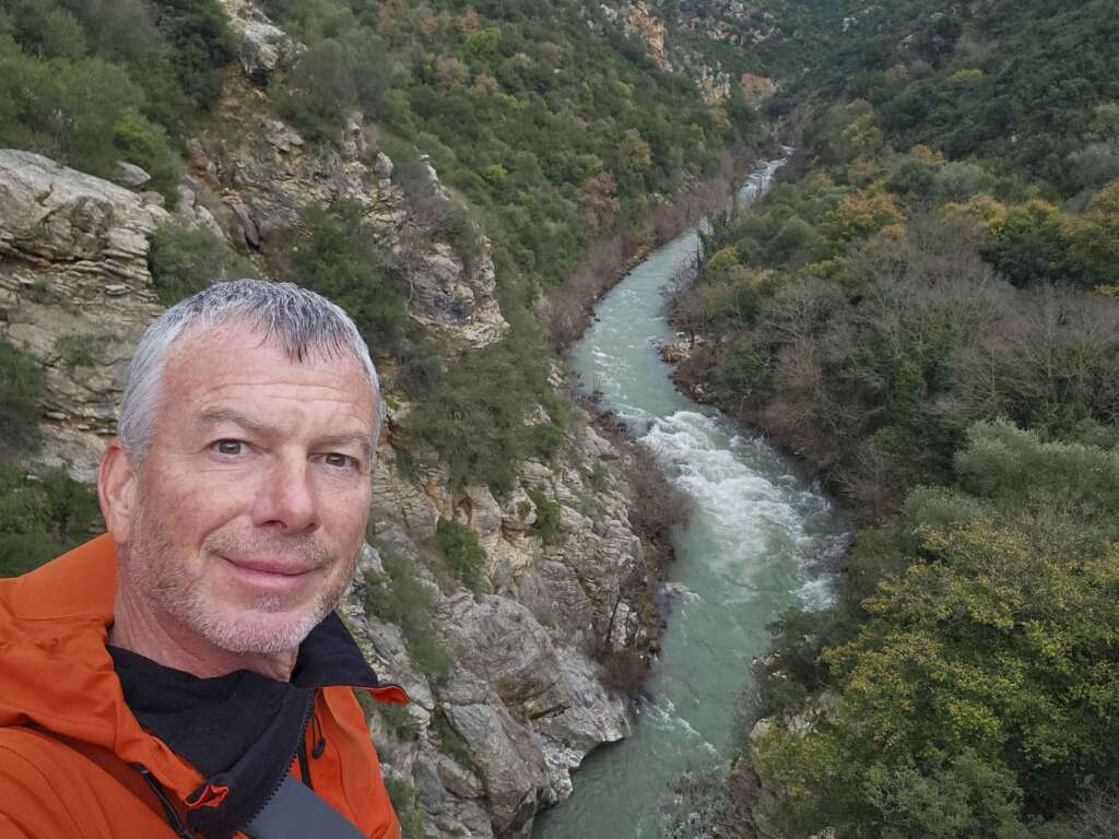 Ein Blick in den Canyon beim Vrontos Wasserfall