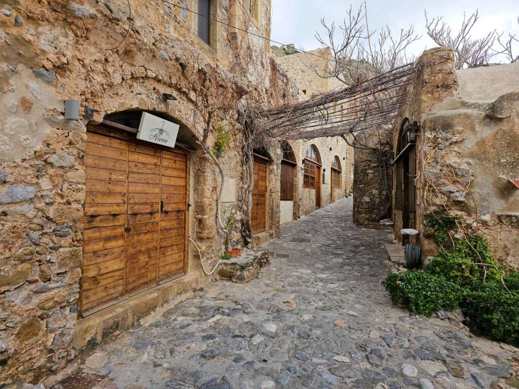 Menschenleere Gasse in Monemvasia