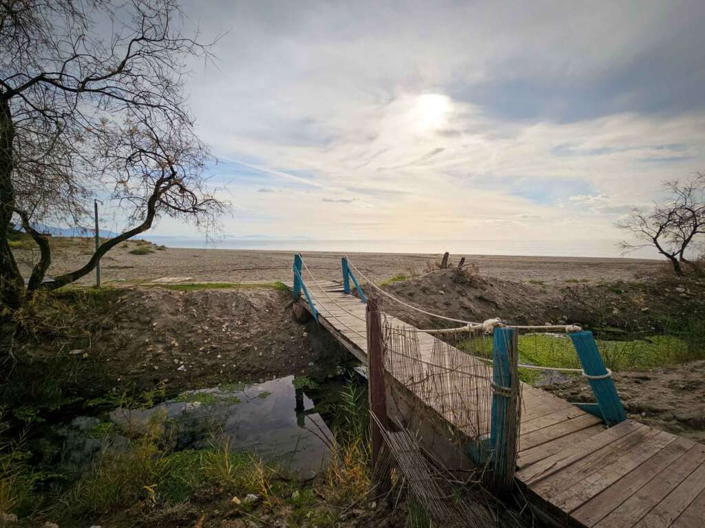 Brücke zur Bar am Schiffswrack Dimitrios