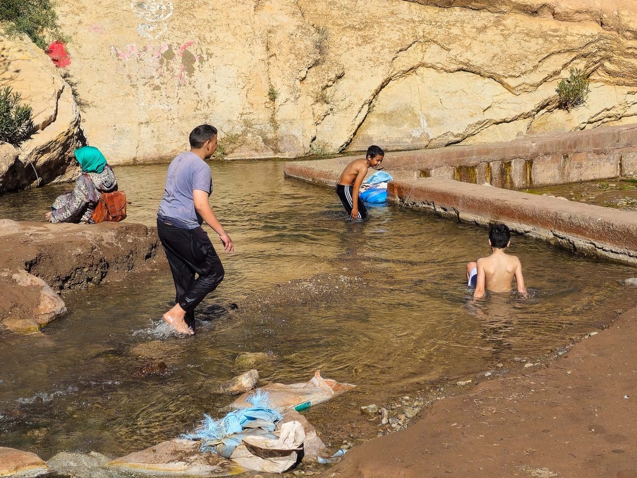 Marokkanische Kinder baden im kalten Wasser