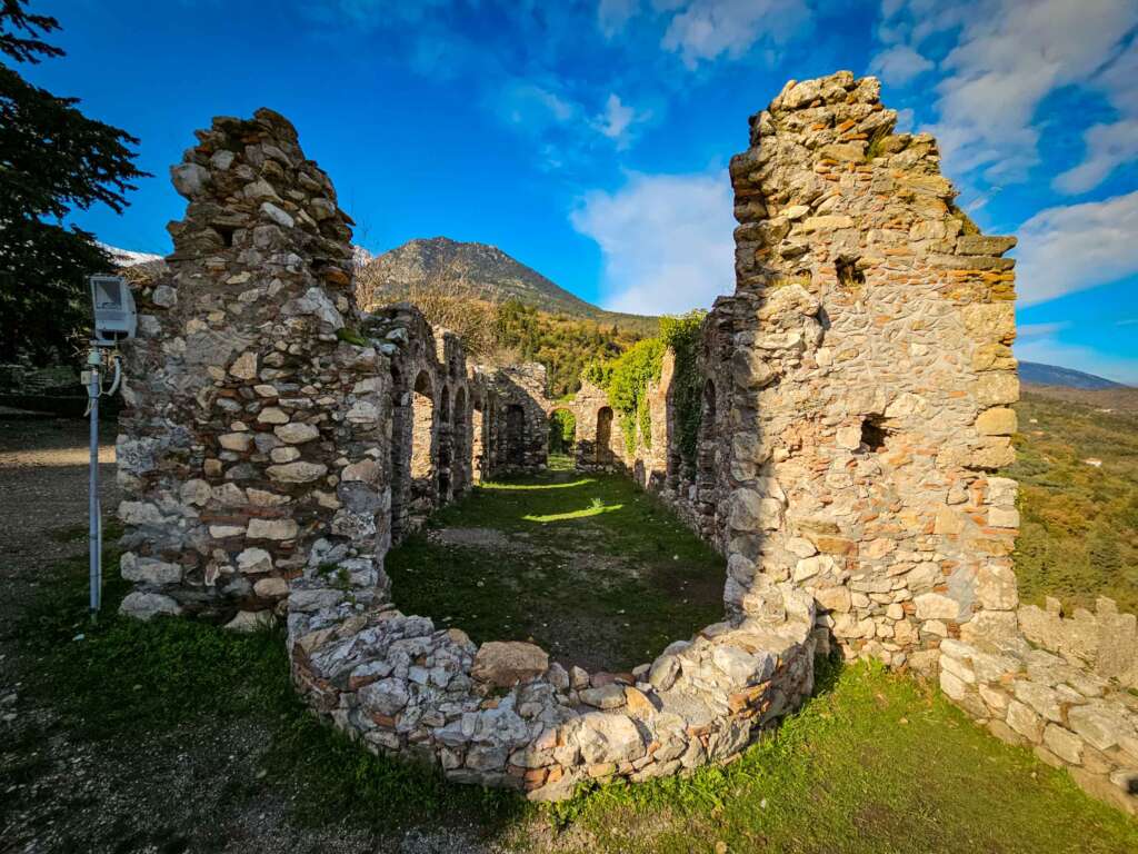 Anhand der Umrisse erkennt man die Größe der ehemaligen Gebäude des Mystras Kloster