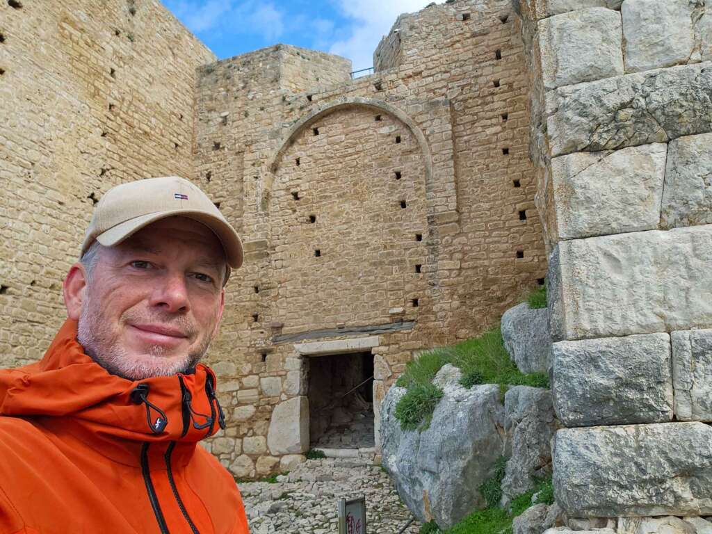 Jochen am Eingang zur Burg