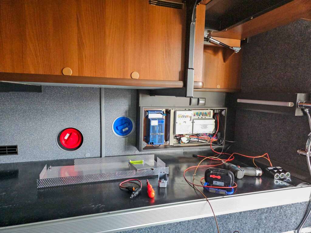 Ladebooster: Warum er bei uns nicht gleich eingebaut wurde 7 Einbau einer 12 Volt dreifach Steckdose