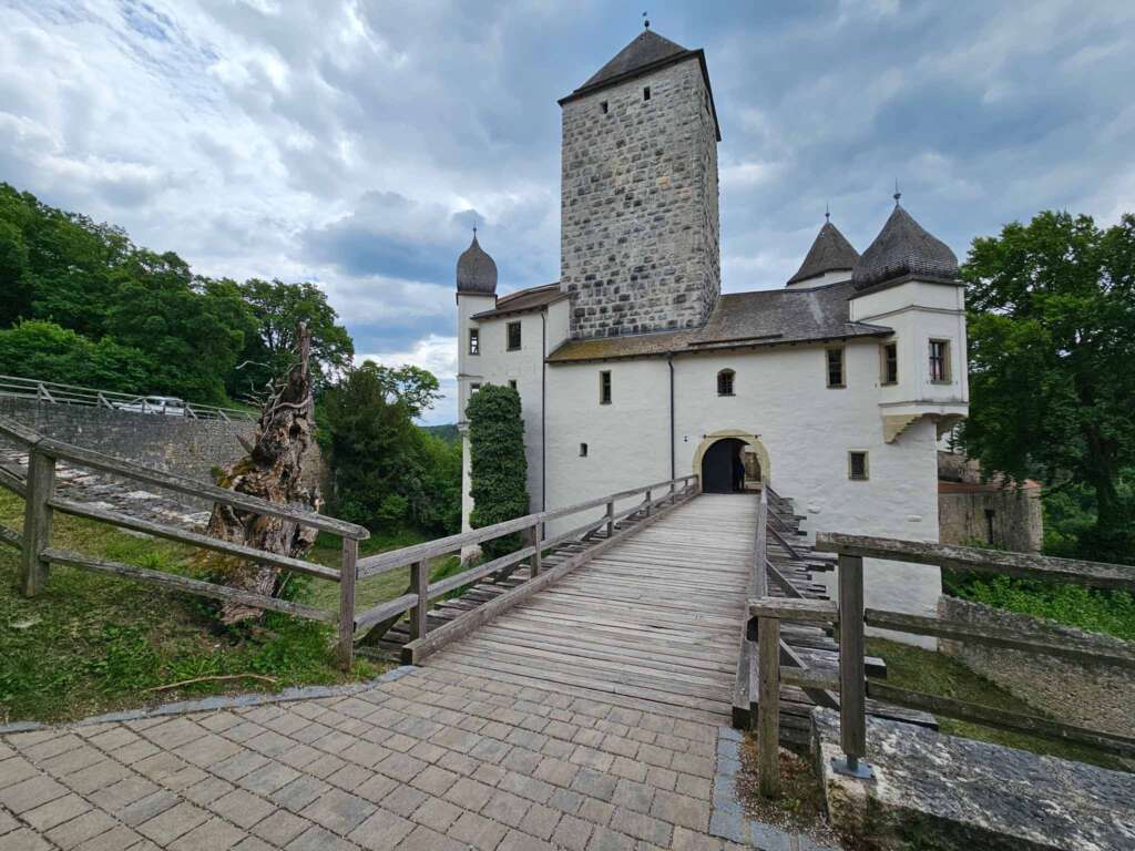 Geheime Klamm bei Burg Prunn: Diese Wanderung haut dich um! 3 Burg Prunn an der Donau