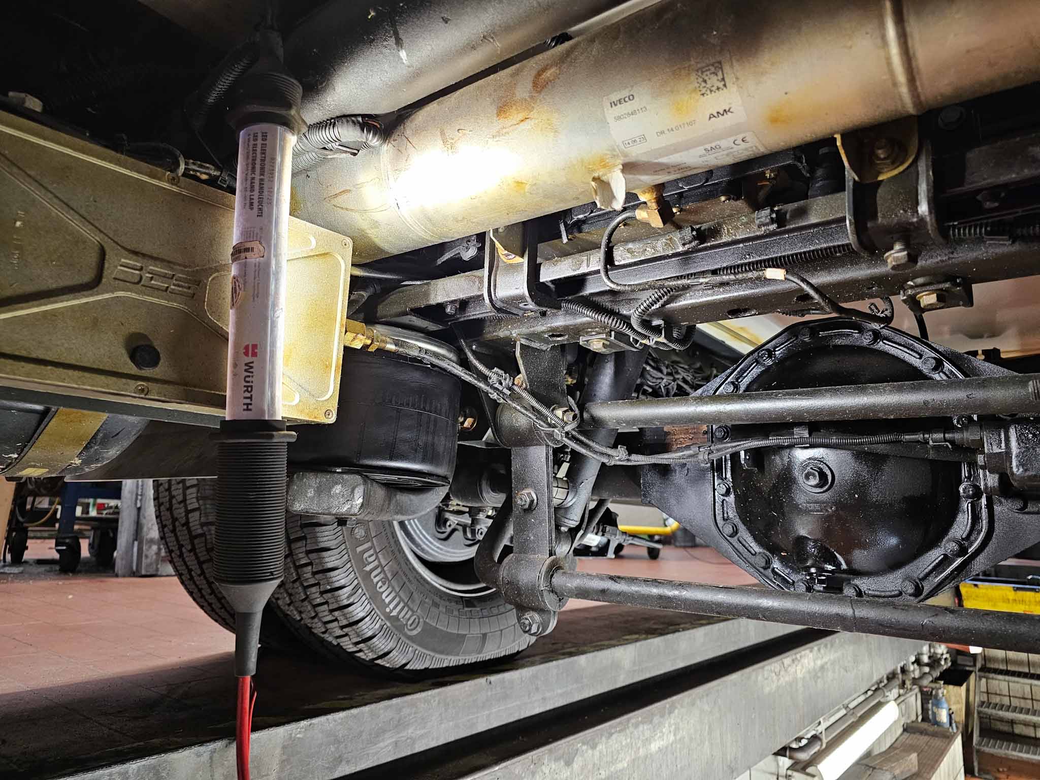 Druckverlust am Luftbalg eines Iveco Daily. Deshalb ist ein Wohnmobil Schutzbrief sinnvoll